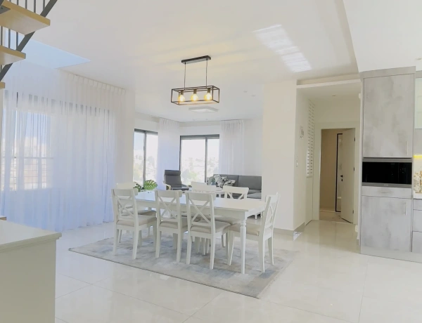 Elegant Duplex Rooftop Apartment – Jabal Al-Lweibdeh