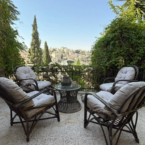 Charming 2-Bedroom Garden Apartment in Jabal Amman