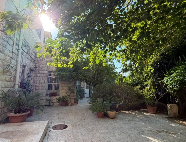 Charming 2-Bedroom Garden Apartment in Jabal Amman