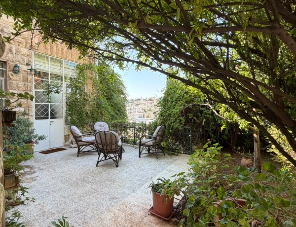 Charming 2-Bedroom Garden Apartment in Jabal Amman