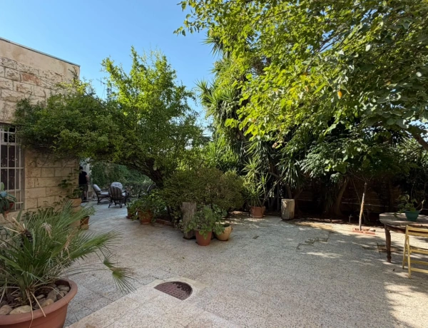 Charming 2-Bedroom Garden Apartment in Jabal Amman