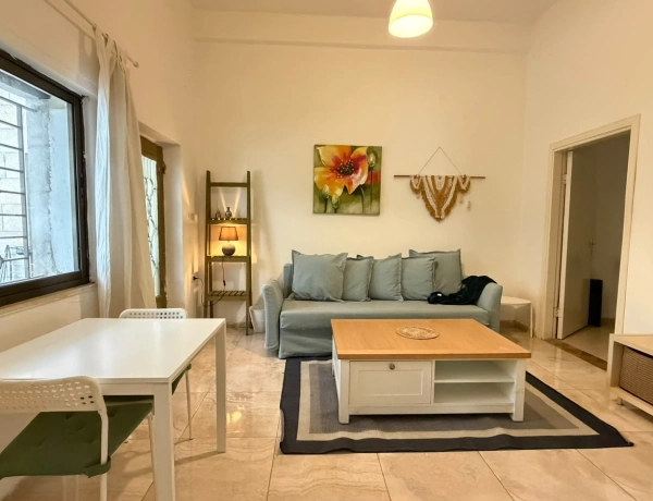 Cozy 1-Bedroom Apartment with Terrace in Jabal Al Weibdeh