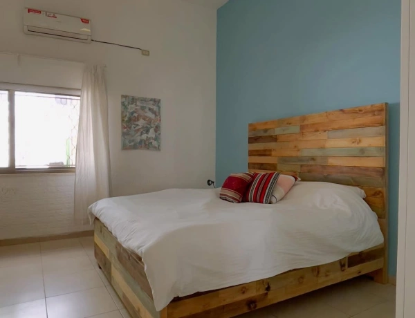 Cozy 1-Bedroom Apartment with Terrace in Jabal Al Weibdeh