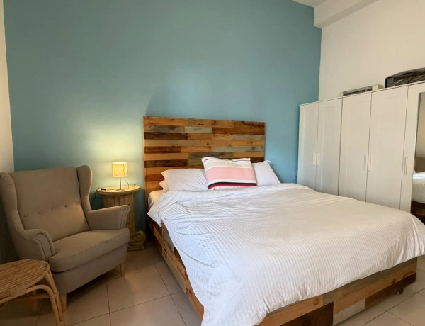 Cozy 1-Bedroom Apartment with Terrace in Jabal Al Weibdeh