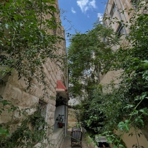 Cozy 1-Bedroom Apartment with Terrace in Jabal Al Weibdeh