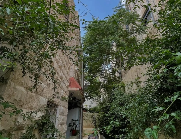 Cozy 1-Bedroom Apartment with Terrace in Jabal Al Weibdeh