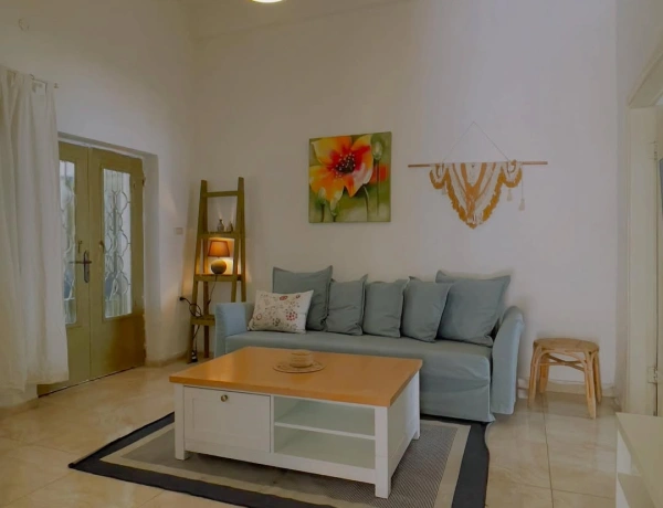 Cozy 1-Bedroom Apartment with Terrace in Jabal Al Weibdeh